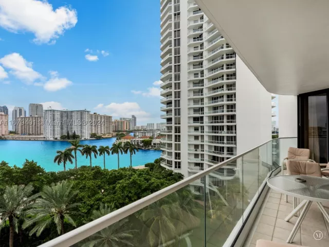 2-bedroom condo for sale in Aventura - 2800 Island Blvd 702 - MondialRealty