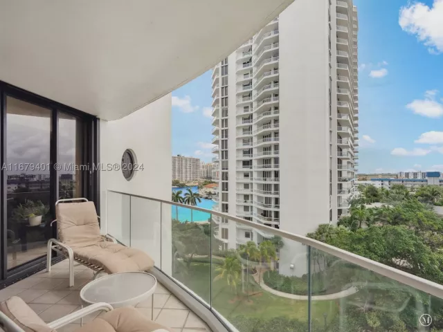 2-bedroom condo for sale in Aventura - 2800 Island Blvd 702 - MondialRealty