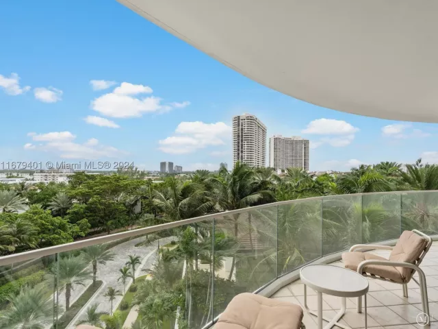 2-bedroom condo for sale in Aventura - 2800 Island Blvd 702 - MondialRealty