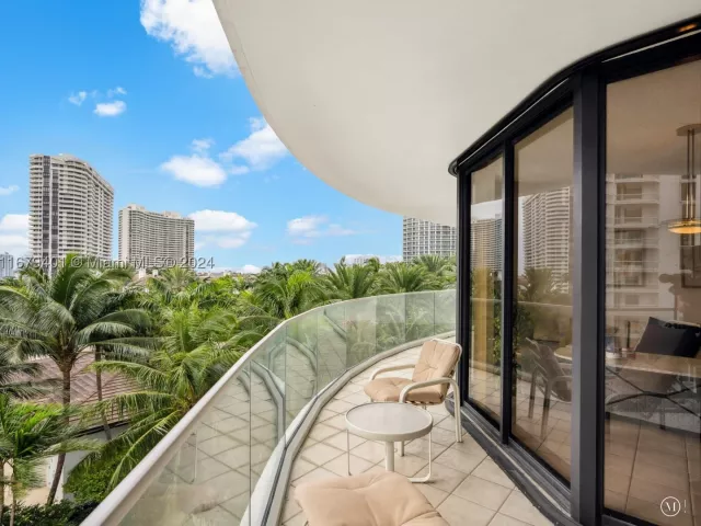2-bedroom condo for sale in Aventura - 2800 Island Blvd 702 - MondialRealty