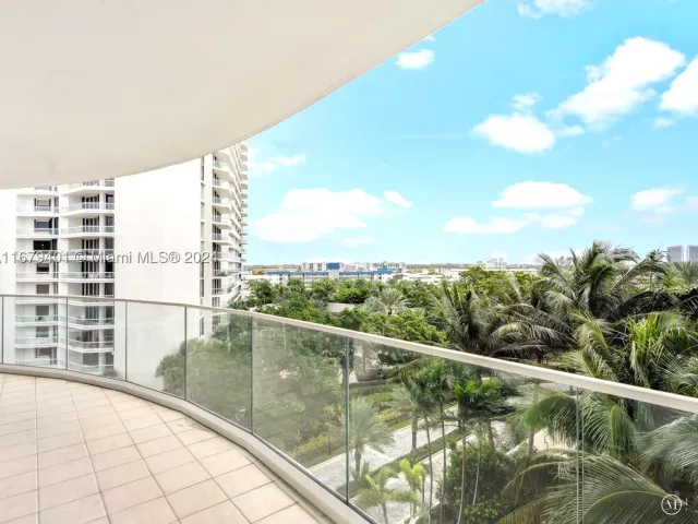 2-bedroom condo for sale in Aventura - 2800 Island Blvd 702 - MondialRealty