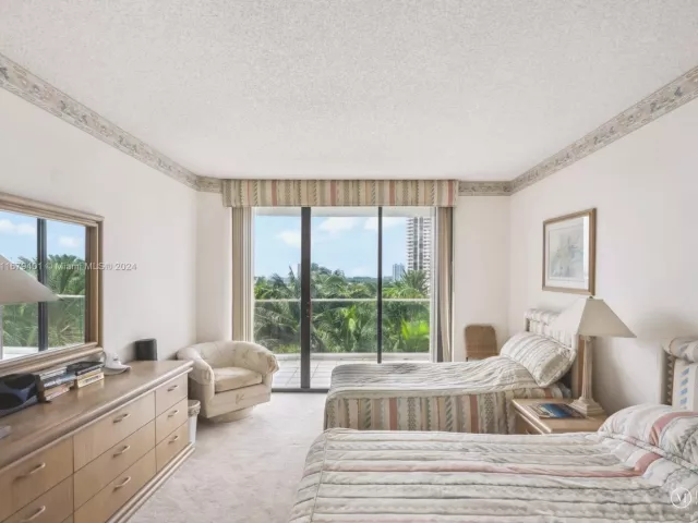 2-bedroom condo for sale in Aventura - 2800 Island Blvd 702 - MondialRealty