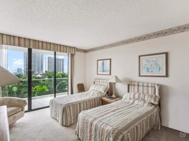 2-bedroom condo for sale in Aventura - 2800 Island Blvd 702 - MondialRealty