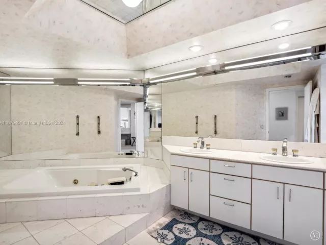 2-bedroom condo for sale in Aventura - 2800 Island Blvd 702 - MondialRealty