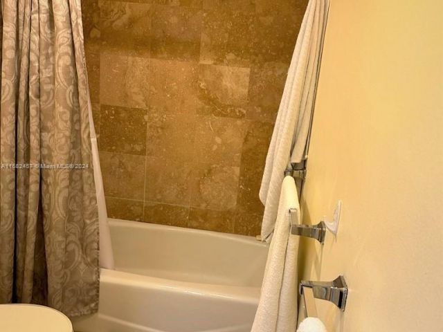 1-bedroom condo for sale in Hollywood - 4001 S Ocean Dr 9L - MondialRealty