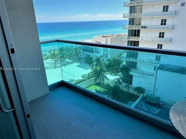 1-bedroom condo for sale in Hollywood - 4001 S Ocean Dr 9L - MondialRealty