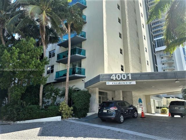 1-bedroom condo for sale in Hollywood - 4001 S Ocean Dr 9L - MondialRealty