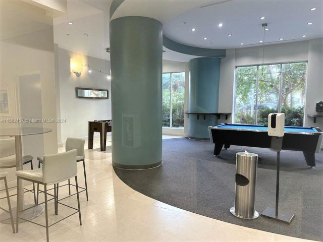 1-bedroom condo for sale in Hollywood - 4001 S Ocean Dr 9L - MondialRealty