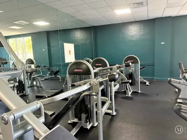 1-bedroom condo for sale in Hollywood - 4001 S Ocean Dr 9L - MondialRealty
