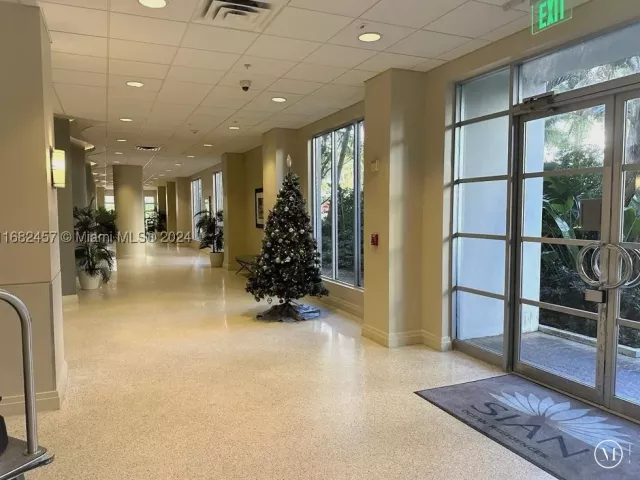 1-bedroom condo for sale in Hollywood - 4001 S Ocean Dr 9L - MondialRealty