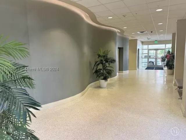 1-bedroom condo for sale in Hollywood - 4001 S Ocean Dr 9L - MondialRealty
