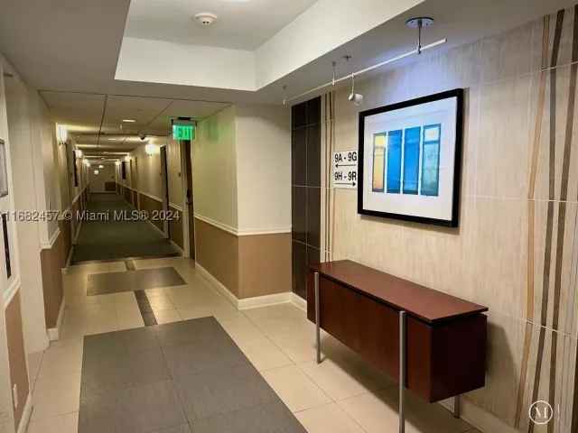 1-bedroom condo for sale in Hollywood - 4001 S Ocean Dr 9L - MondialRealty