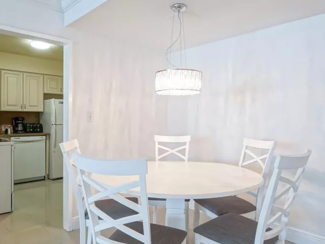 2-bedroom condo for sale in Miami Beach - 5225 Collins Avenue 1417 - MondialRealty
