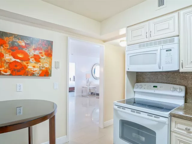 2-bedroom condo for sale in Miami Beach - 5225 Collins Avenue 1417 - MondialRealty
