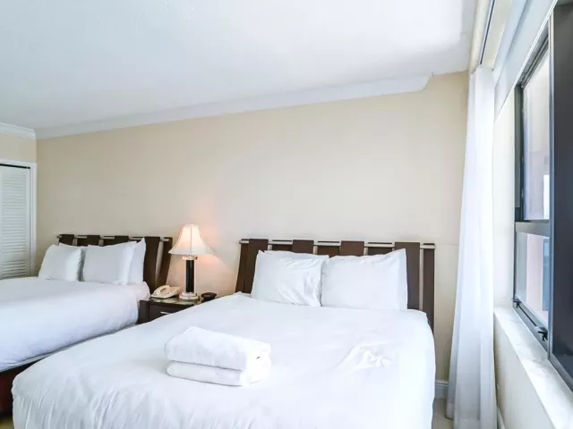 2-bedroom condo for sale in Miami Beach - 5225 Collins Avenue 1417 - MondialRealty