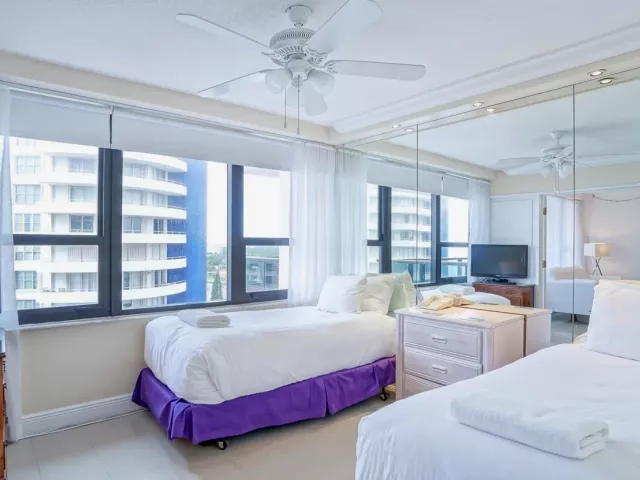 2-bedroom condo for sale in Miami Beach - 5225 Collins Avenue 1417 - MondialRealty