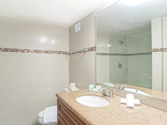 2-bedroom condo for sale in Miami Beach - 5225 Collins Avenue 1417 - MondialRealty