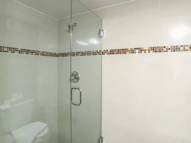 2-bedroom condo for sale in Miami Beach - 5225 Collins Avenue 1417 - MondialRealty