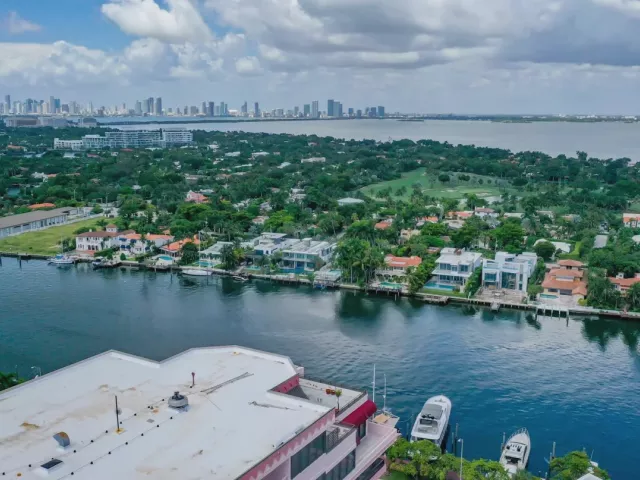 2-bedroom condo for sale in Miami Beach - 5225 Collins Avenue 1417 - MondialRealty