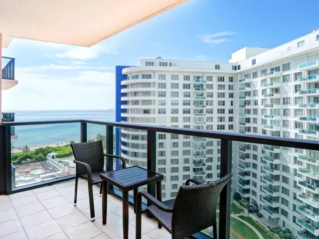 2-bedroom condo for sale in Miami Beach - 5225 Collins Avenue 1417 - MondialRealty