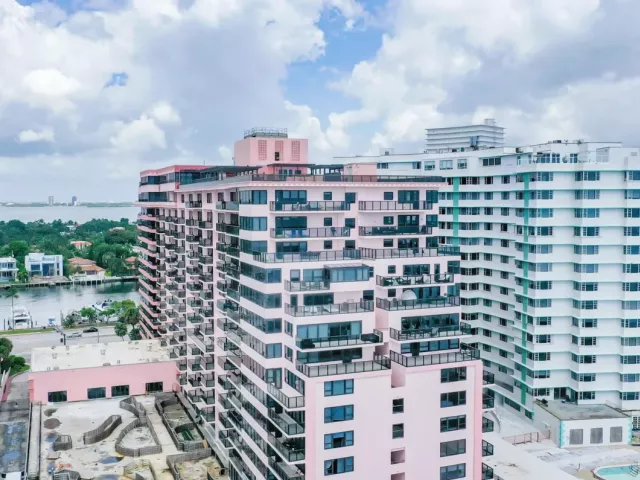 2-bedroom condo for sale in Miami Beach - 5225 Collins Avenue 1417 - MondialRealty