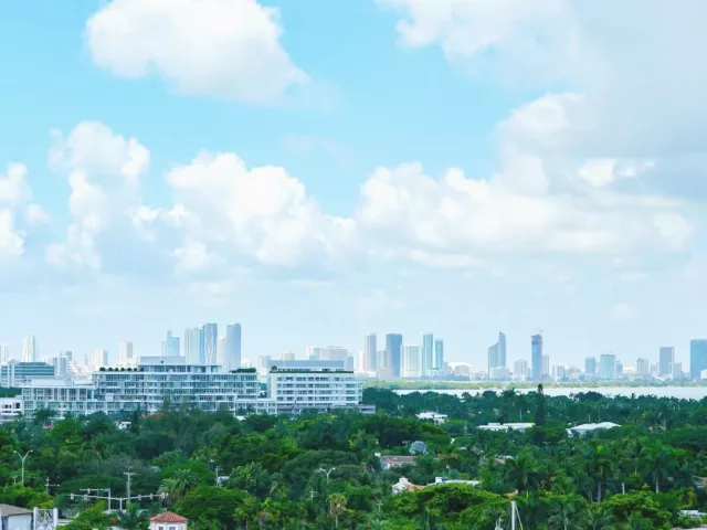 2-bedroom condo for sale in Miami Beach - 5225 Collins Avenue 1417 - MondialRealty