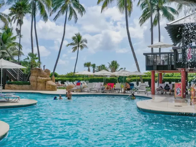 2-bedroom condo for sale in Miami Beach - 5225 Collins Avenue 1417 - MondialRealty