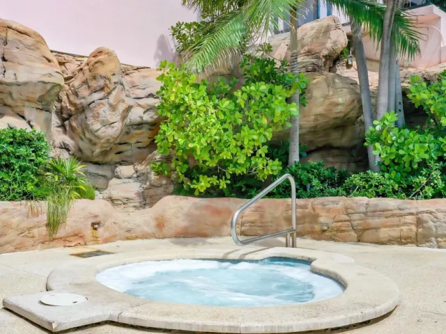 2-bedroom condo for sale in Miami Beach - 5225 Collins Avenue 1417 - MondialRealty