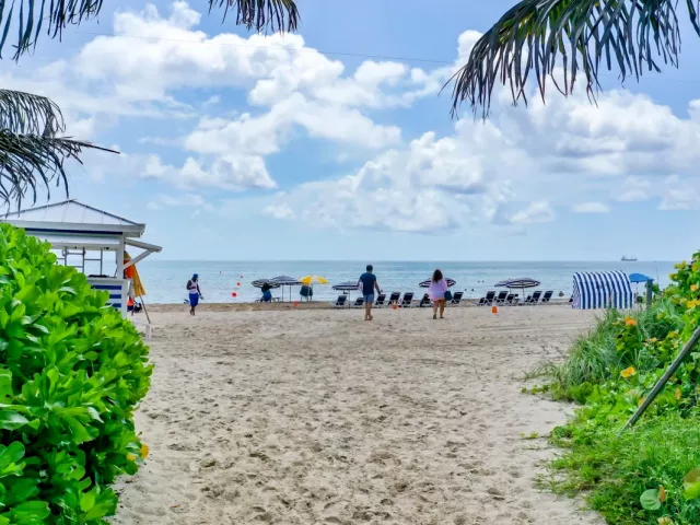 2-bedroom condo for sale in Miami Beach - 5225 Collins Avenue 1417 - MondialRealty