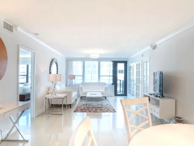 2-bedroom condo for sale in Miami Beach - 5225 Collins Avenue 1417 - MondialRealty
