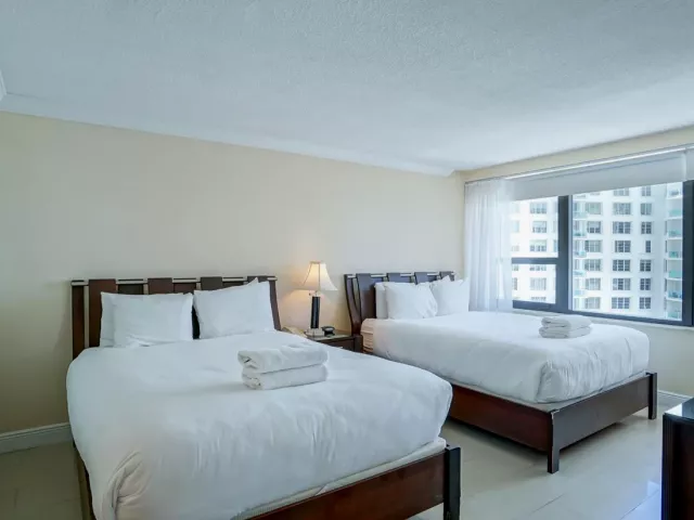 2-bedroom condo for sale in Miami Beach - 5225 Collins Avenue 1417 - MondialRealty