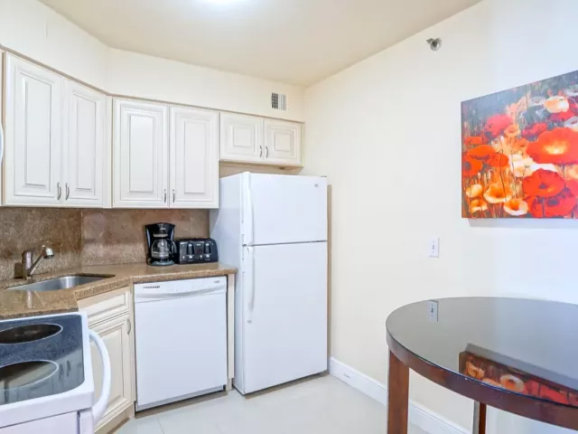 2-bedroom condo for sale in Miami Beach - 5225 Collins Avenue 1417 - MondialRealty