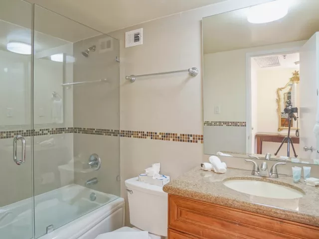 2-bedroom condo for sale in Miami Beach - 5225 Collins Avenue 1417 - MondialRealty