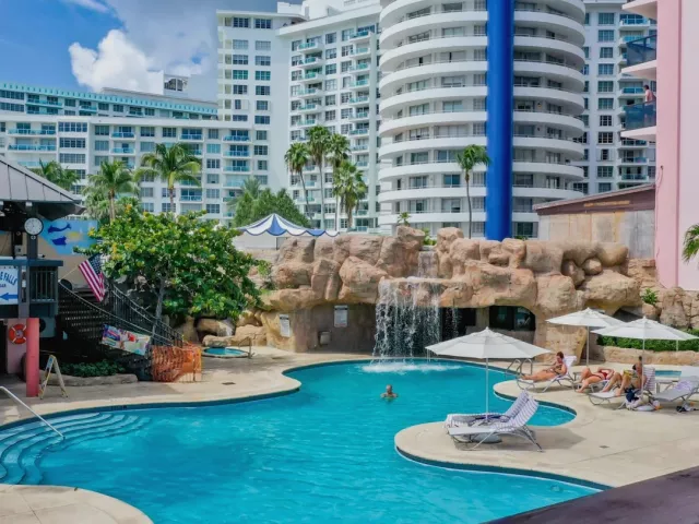 2-bedroom condo for sale in Miami Beach - 5225 Collins Avenue 1417 - MondialRealty