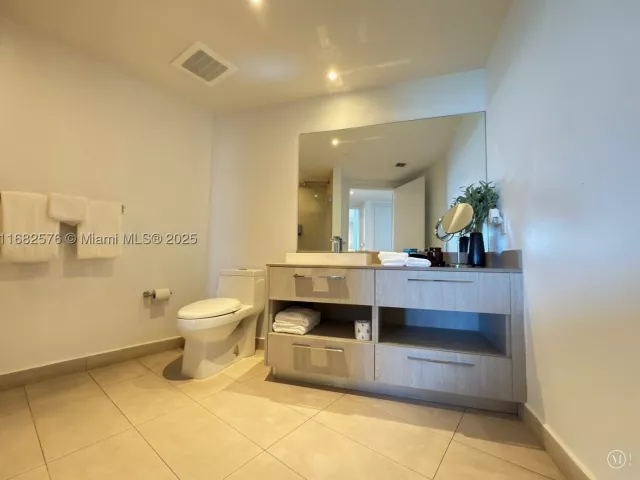 1-bedroom condo for sale in Hollywood - 4111 S Ocean Dr 1512 - MondialRealty
