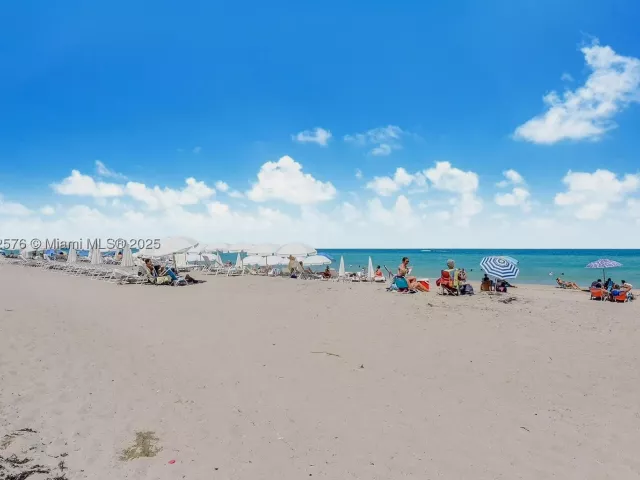 1-bedroom condo for sale in Hollywood - 4111 S Ocean Dr 1512 - MondialRealty