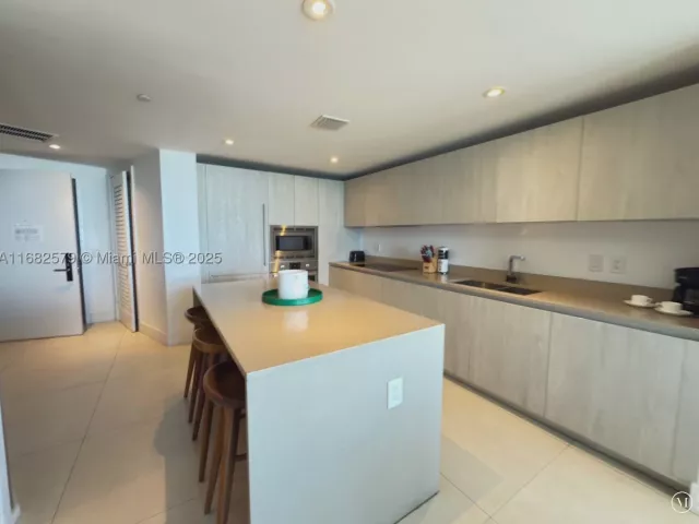 1-bedroom condo for sale in Hollywood - 4111 S Ocean Dr 2712 - MondialRealty