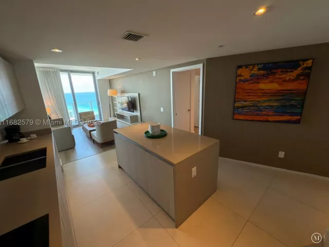 1-bedroom condo for sale in Hollywood - 4111 S Ocean Dr 2712 - MondialRealty