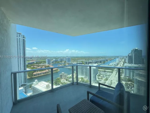 1-bedroom condo for sale in Hollywood - 4111 S Ocean Dr 2712 - MondialRealty