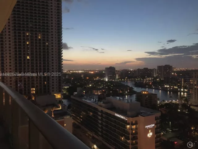 1-bedroom condo for sale in Hollywood - 4111 S Ocean Dr 2712 - MondialRealty
