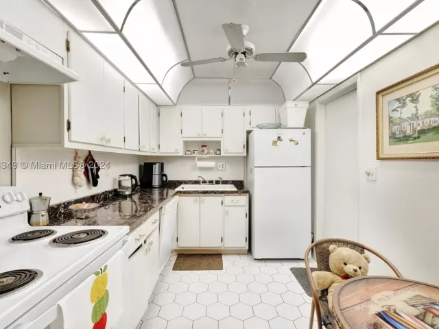 1-bedroom condo for sale in Hallandale Beach - 3161 S Ocean Dr 203 - MondialRealty