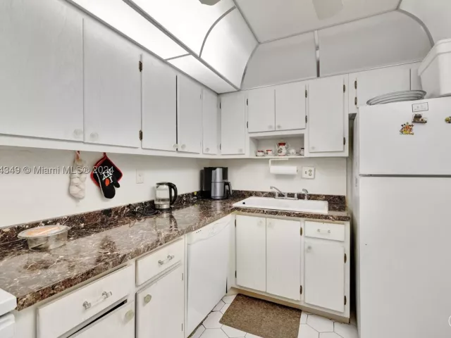 1-bedroom condo for sale in Hallandale Beach - 3161 S Ocean Dr 203 - MondialRealty
