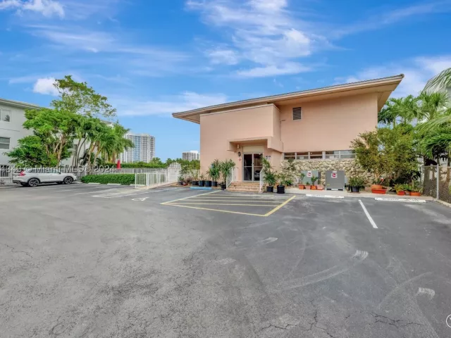 1-bedroom condo for sale in Hallandale Beach - 3161 S Ocean Dr 203 - MondialRealty