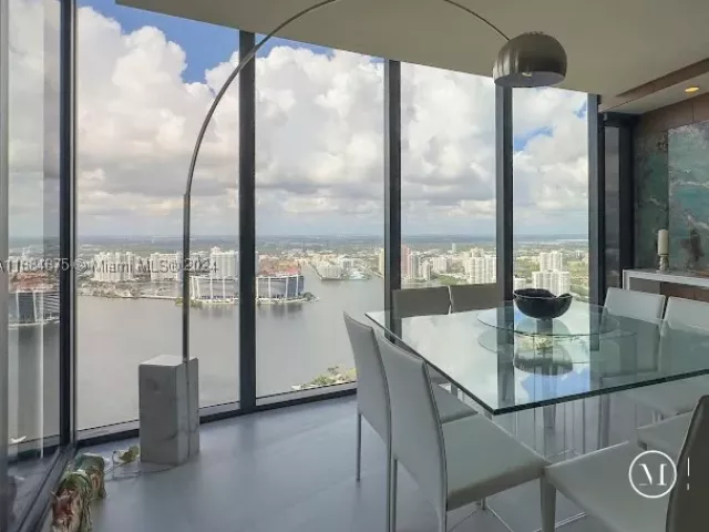 3-bedroom condo for rent in Sunny Isles Beach - 18555 Collins Ave 5203 - MondialRealty