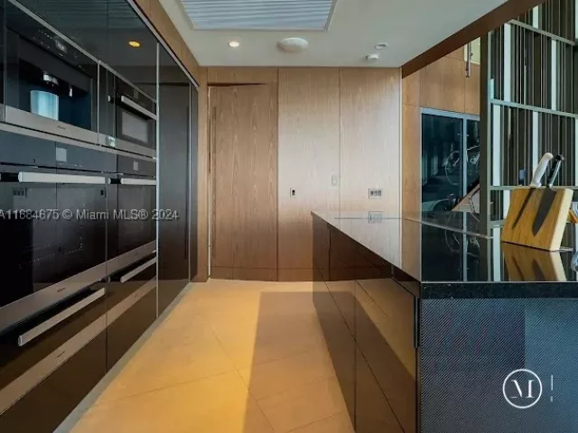 3-bedroom condo for rent in Sunny Isles Beach - 18555 Collins Ave 5203 - MondialRealty