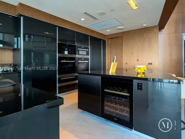 3-bedroom condo for rent in Sunny Isles Beach - 18555 Collins Ave 5203 - MondialRealty