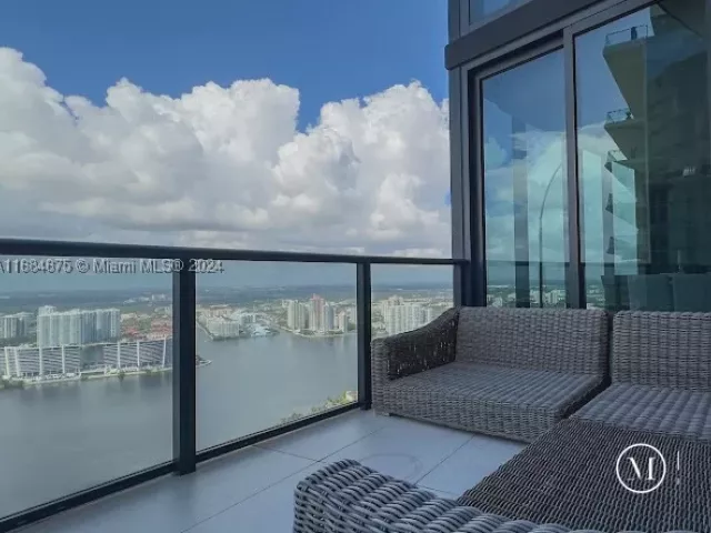 3-bedroom condo for rent in Sunny Isles Beach - 18555 Collins Ave 5203 - MondialRealty