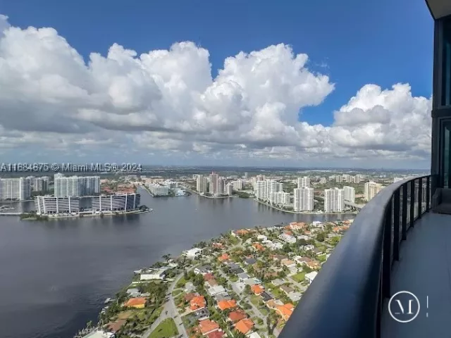 3-bedroom condo for rent in Sunny Isles Beach - 18555 Collins Ave 5203 - MondialRealty