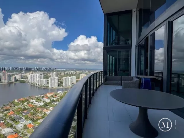 3-bedroom condo for rent in Sunny Isles Beach - 18555 Collins Ave 5203 - MondialRealty