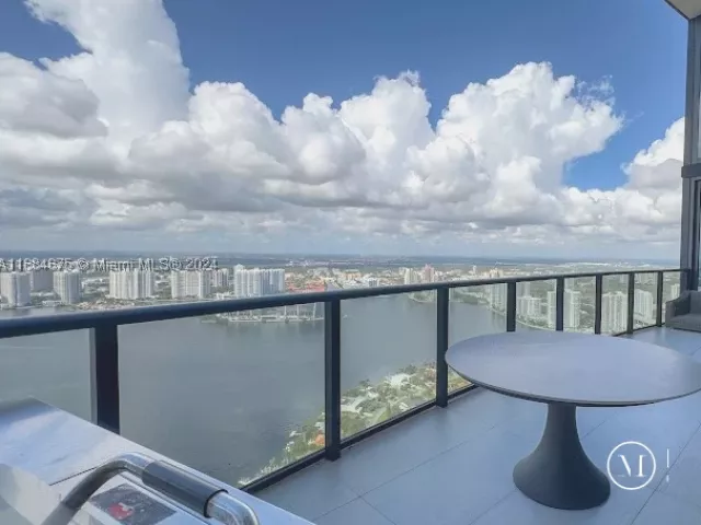 3-bedroom condo for rent in Sunny Isles Beach - 18555 Collins Ave 5203 - MondialRealty